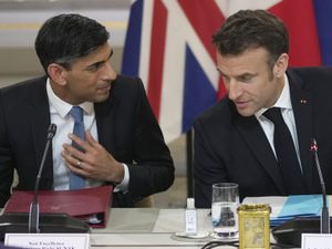 Supporting image for story: Sunak to hand France almost £500 million to tackle small boat crossings