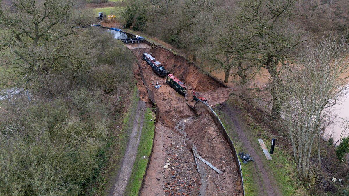 Copy of 17 incredible photos show first of three canal boats left stranded in Midland canal breach refloated - and the two which remain