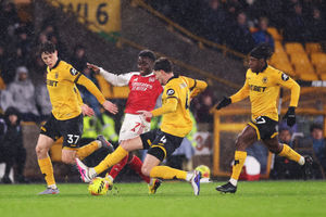 Bukayo Saka and Santi Bueno go into a tackle (Photo by Carl Recine/Getty Images)