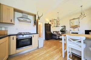 The spacious and modern designed kitchen / diner space. Photo: Zoopla