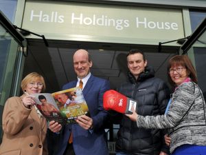 Supporting image for story: Glove signed by boxing greats up for auction
