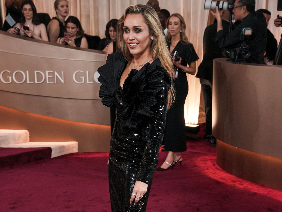 Miley Cyrus returns to Disney to celebrate 20-year anniversary of Hannah Montana