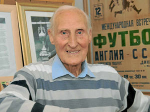 Supporting image for story: Wolves keepers past and present pay tribute to Bert Williams