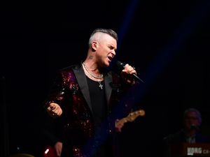 Supporting image for story: Let Me Entertain You: Robbie Williams plays World Cup gig for England squad