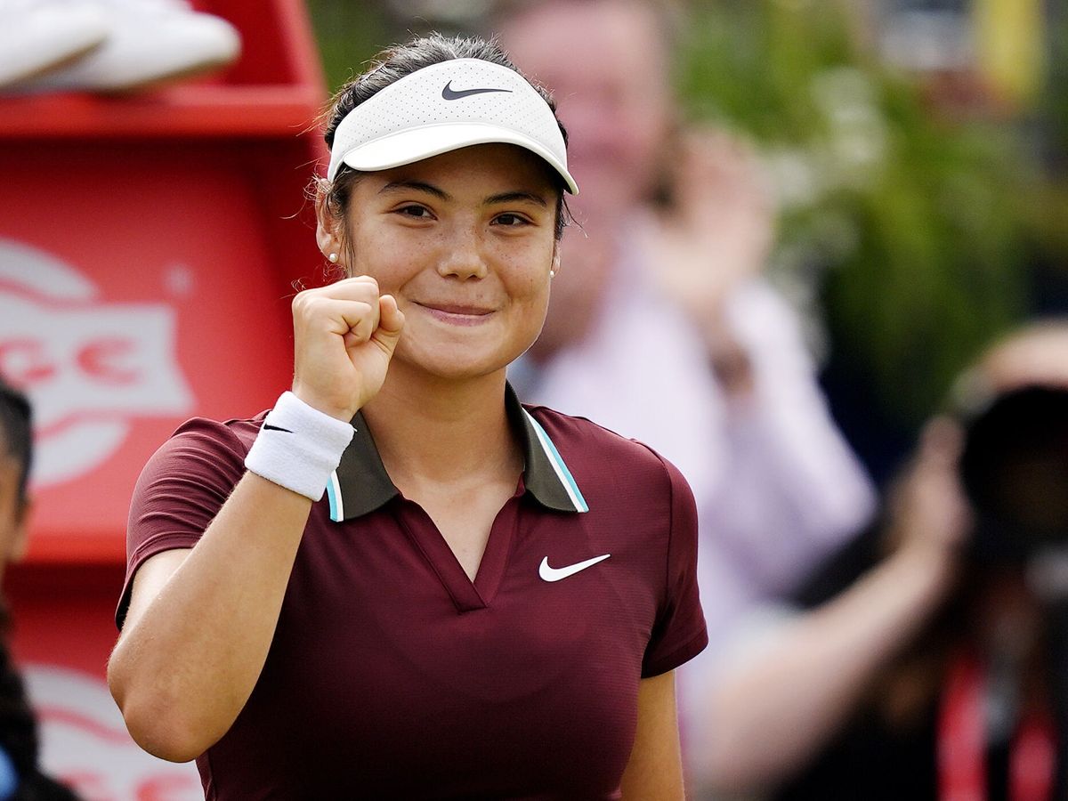 Emma Raducanu reaches Queen’s quarter-finals with victory over Rebecca Sramkova
