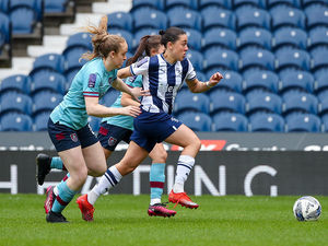 Supporting image for story: Glassgirls clinch title at home to reach third tier