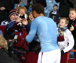Villa's goalscoring hero John Carew was delighted to see Saturday's corner-flag kicking controversy have a happy ending after handing one young fan the perfect Christmas present.