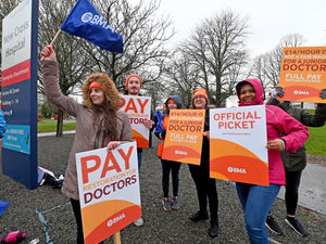 Supporting image for story: Junior doctors begin 72-hour walkout in pay row with Government
