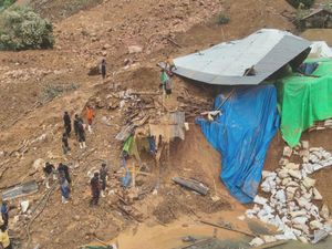 Supporting image for story: Heavy rain halts search for 30 people still missing after Indonesian landslide