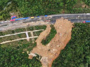 Supporting image for story: Chinese truck driver praised for helping reduce casualties after road collapse
