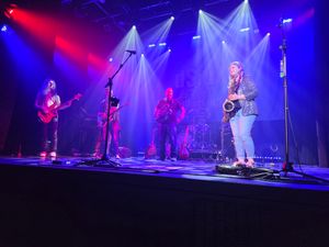 Supporting image for story: Review: DS:UK pay highly accomplished tribute to Dire Straits at Festival Drayton Centre