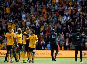Nuno Espirito Santo applauds the Wolves fans after the Man City game (AMA)