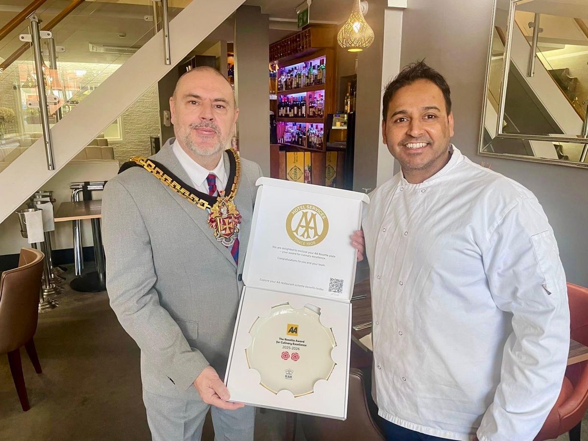 Mayor of Wolverhampton congratulates Indian restaurant on retaining AA Rosettes