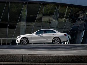 Supporting image for story: UK Drive: The Mercedes-Benz E 300 de electrifies diesel power