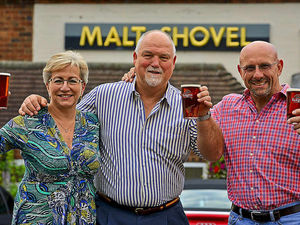 Supporting image for story: Mike Gatting bats questions from fans at Telford pub