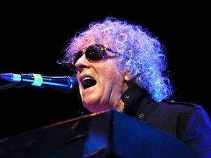 Supporting image for story: Ian Hunter rolls away the years