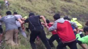 Holiday-makers form a human chain to raise the casualty from the crater