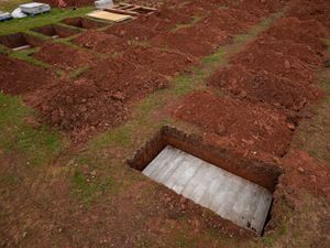 Supporting image for story: More than 900 people dying a day on average in first two weeks of 2021