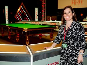 Supporting image for story: Fans in Wolverhampton enjoy seeing snooker world's best in action