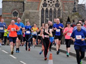 Supporting image for story: Roads closed as hundreds take part in Shrewsbury 10k
