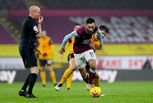 Dwight McNeil of Burnley and Ruben Neves of Wolverhampton Wanderers. (AMA)