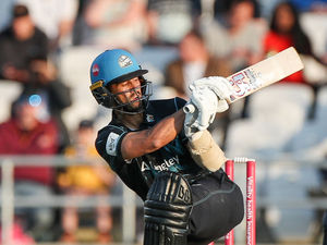 Supporting image for story: D’Oliveira rides to rescue for Worcestershire