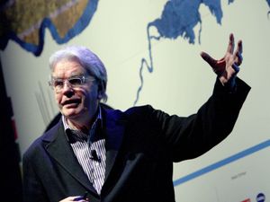 Supporting image for story: Architect behind MI6 building Sir Terry Farrell has died