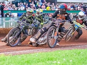 Supporting image for story: Wolverhampton Wolves chuck the lead away