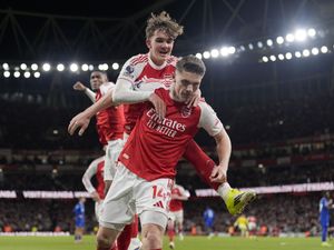 Supporting image for story: Arsenal leave it late to beat Everton and maintain Premier League title charge
