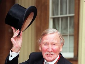 Supporting image for story: Carry On star Leslie Phillips dies aged 98