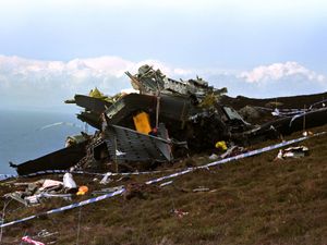 Supporting image for story: Former defence secretary expresses ‘very deep concerns’ over Chinook crash