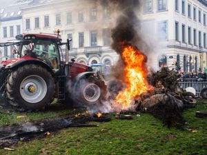 Supporting image for story: Farmers block roads in Brussels to protest over South American free trade deal