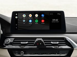 Supporting image for story: Android Auto updates bring new look and adaptable layout