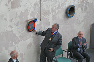 IMechE President Matt Garside unveils the plaque