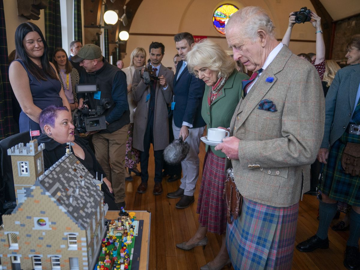 King and Queen receive Lego figures as they meet &lsquo;good neighbours&rsquo;