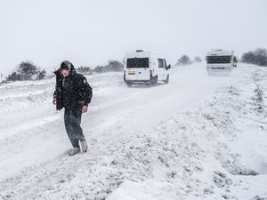 Supporting image for story: Yellow warnings for snow and ice still in place as wintry weather continues