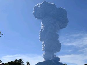 Supporting image for story: Indonesia’s Mount Ibu erupts