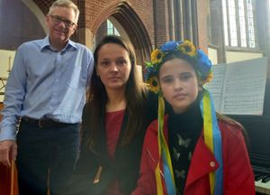 Richard Mason, of the Emmanuel Choir and Orchestra, with Nataly and Melisa  