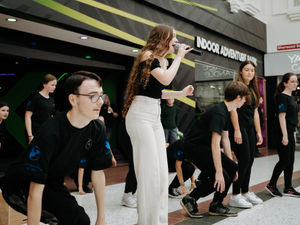 Supporting image for story: Watch: Shropshire teenage singing sensation surprises shoppers with album launch