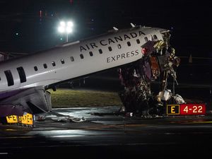 Supporting image for story: Air Canada flight collides with vehicle at New York’s LaGuardia Airport