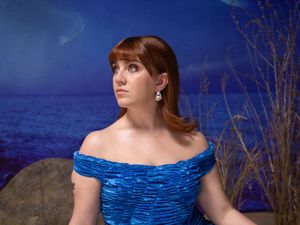 Supporting image for story: Singer CMAT says ‘fake version’ of Irish culture is being ‘built up’ by English