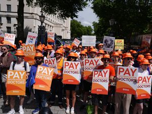 Supporting image for story: Junior doctors in England vote to accept Government pay offer