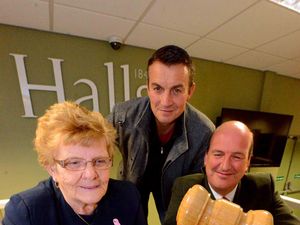 Supporting image for story: Joshua glove goes under the hammer 