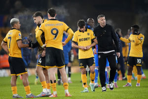 Wolverhampton Wanderers manager Rob Edwards and his players dejected at the final whistle after the Premier League match at Molineux Stadium, Wolverhampton. Picture date: Saturday November 22, 2025.