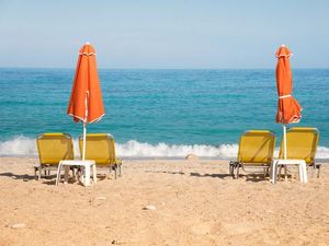 Supporting image for story: Woman praised by police after mistaking umbrella for suicidal person