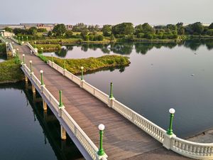 Supporting image for story: Appeal for driver after car sinks into lake following collision