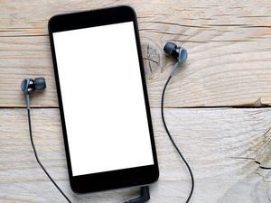 Supporting image for story: New study suggests having your smartphone within reach reduces your brain power – even when it’s turned off