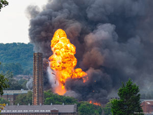 Supporting image for story: Witnesses 'ran for their lives' to escape Kidderminster industrial fire