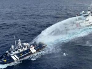 Supporting image for story: Philippines: China coast guard blasts water cannon and sideswipes patrol vessel