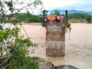 Supporting image for story: Rescuers in India search debris for missing people after landslides kill 24